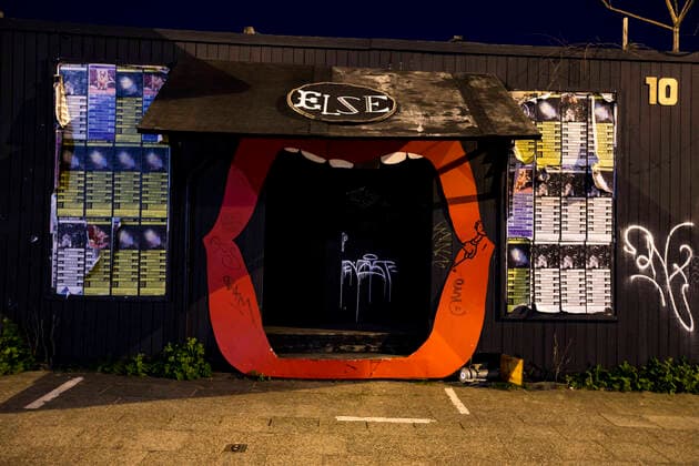 Der leere Eingang vom Else Club in Berlin am 5. April 2020. Um die Verbreitung des Coronavirus (SARS-CoV-2) zu verlangsamen beschlossen Bund und Laender weitere Restriktionen. Auch die Berliner Clubs sind seit einigen Wochen geschlossen. Wo ueblicherweise sich lange Schlangen von Menschen bilden, ist am Samstag Nacht menschenleer. Coronavirus in Berlin