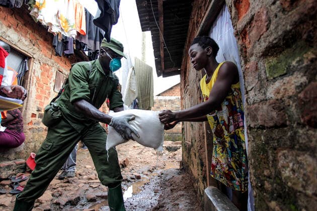 Bilder des Jahres 2020, News 04 April News Themen der Woche KW13 News Bilder des Tages (200404) -- KAMPALA, April 4, 2020 (Xinhua) -- A military officer hands over food to a woman during the relief food distribution in Kampala, capital of Uganda, April 4, 2020. Uganda on Saturday started relief food distribution to about 1.5 million urban poor who are affected by the lockdown as a measure to contain the COVID-19 outbreak in the country. (Photo by Hajarah Nalwadda Xinhua) UGANDA-KAMPALA-RELIEF FOOD DISTRIBUTION-COVID-19 