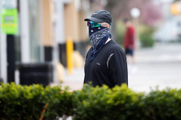 (200405) -- WASHINGTON D.C., April 5, 2020 -- A man wearing a scarf walks on the street in Arlington, Virginia, the United States, April 4, 2020. The number of COVID-19 cases in the United States topped 300,000 by 3:40 p.m. local time Saturday (1940 GMT), according to the Center for Systems Science and Engineering (CSSE) at Johns Hopkins University. ) U.S.-COVID-19-CONFIRMED CASES LiuxJie 