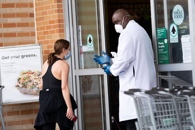 (200405) -- WASHINGTON D.C., April 5, 2020 -- A shopper (L) wearing a mask walks into a supermarket in Arlington, Virginia, the United States, April 4, 2020. The number of COVID-19 cases in the United States topped 300,000 by 3:40 p.m. local time Saturday (1940 GMT), according to the Center for Systems Science and Engineering (CSSE) at Johns Hopkins University. ) U.S.-COVID-19-CONFIRMED CASES LiuxJie 