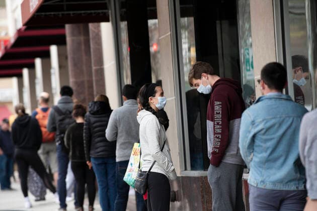 (200405) -- WASHINGTON D.C., April 5, 2020 -- Shoppers with masks line up outside a supermarket in Arlington, Virginia, the United States, April 4, 2020. The number of COVID-19 cases in the United States topped 300,000 by 3:40 p.m. local time Saturday (1940 GMT), according to the Center for Systems Science and Engineering (CSSE) at Johns Hopkins University. ) U.S.-COVID-19-CONFIRMED CASES LiuxJie 