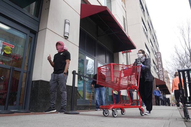 (200405) -- WASHINGTON D.C., April 5, 2020 -- Shoppers with scarves and masks line up outside a supermarket in Arlington, Virginia, the United States, April 4, 2020. The number of COVID-19 cases in the United States topped 300,000 by 3:40 p.m. local time Saturday (1940 GMT), according to the Center for Systems Science and Engineering (CSSE) at Johns Hopkins University. ) U.S.-COVID-19-CONFIRMED CASES LiuxJie 