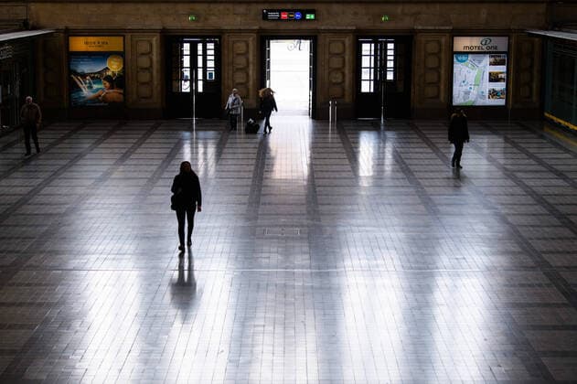 (200405) -- LEIPZIG, April 5, 2020 -- Few people are seen at the main train station of Leipzig, eastern Germany, April 4, 2020. More than 89,300 COVID-19 cases and at least 1,250 deaths have been registered as of Saturday afternoon across Germany, according to evaluations of the German Press Agency (DPA) which took into account the latest figures from all federal states. (Photo by Xinhua) GERMANY-LEIPZIG-COVID-19-CASES KevinxVoigt 