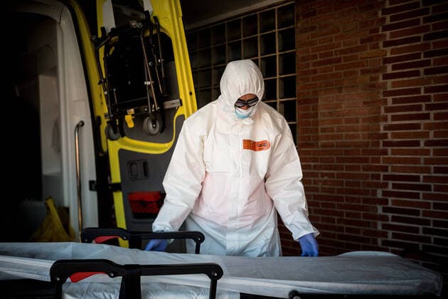 April 4, 2020, Girona, Spain: Emergency health worker in a protective gear as a preventive measure, finalising a transfer of a possible case of covid-19..The emergency health services are forced to comply with specific protocols during the transfers of patients with possible cases of covid-19. At the end of the service they disinfect and throw the personal protective equipment in G-II bags to avoid contagions. Girona Spain - ZUMAs197 20200404_zaa_s197_146 Copyright: xMartixNavarrox