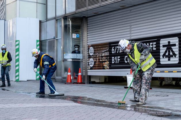 April 4, 2020, Tokyo, Japan: Workers cleaning the street wearing face masks as a preventive measure, during the corona virus pandemic..The Tokyo metropolitan government has again asked residents to stay at home this weekend following a surge of new infections of Coronavirus Tokyo Japan - ZUMAs197 20200404_zaa_s197_180 Copyright: xViolaxKamx