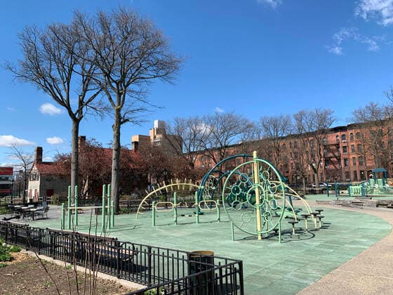 April 4, 2020, New York, New York, USA: Closed playground during the COVID 19 pandemic..Brooklyn, Saturday, April 4, 2020 New York USA - ZUMAm57_ 20200404_zaf_m57_046 Copyright: xJohnxMarshallxMantelx