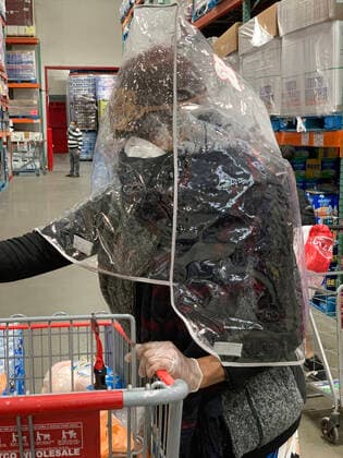 April 4, 2020, New York, New York, USA: Costco customer wearing a mask and plastic hood during the COVID 19 pandemic..Brooklyn, Saturday, April 4, 2020 New York USA - ZUMAm57_ 20200404_zaf_m57_062 Copyright: xJohnxMarshallxMantelx
