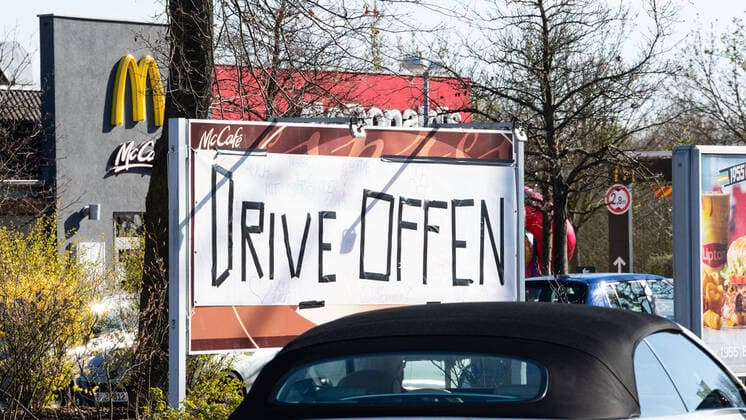 Wustermark GER, Wustermark, Wirtschaft - Mc Donalds, 04.04.2020 Werbung - Drive Offen - Mc Donalds - , Themenbild - Symbolfoto, 04.04.2020, Copyright: xUwexKoch xEibner-Pressefotox EP_ukh