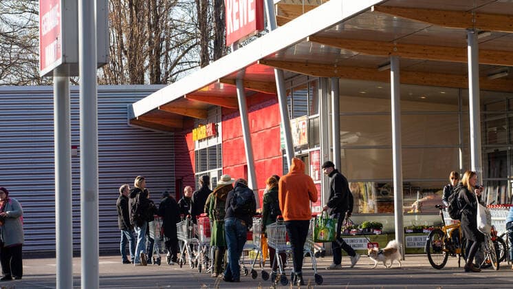 Berlin GER, Berlin, Rewe - Abstand ,04.04.2020 Rewe - Abstand halten, Themenbild - Symbolfoto, 04.04.2020, Copyright: xUwexKoch xEibner-Pressefotox EP_ukh
