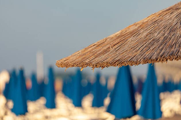 Lignano THEMENBILD - das Strohdach eines Sonnenschirm , aufgenommen am 16. Juni 2018, Lignano Sabbiadoro, Österreich the thatched roof of a parasol on 2018 06 16, Lignano Sabbiadoro, Austria. Pictures 2018, PhotoCredit: Stefanie Oberhauser