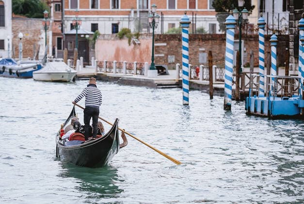 Venedig THEMENBILD - ein Gondoliere mit seinem venezianischen Boot (Gondel) auf dem Canal Grande, aufgenommen am 05. Oktober 2019 in Venedig, Italien a gondolier with his Venetian boat (gondola) on the Canal Grande, in Venice, Italy on 2019 10 05.