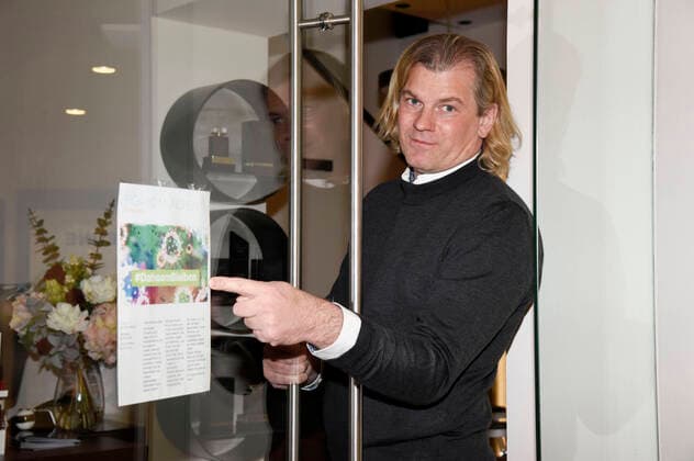 Dirk Eichfeld-Kilian vor seinem geschlossenen Friseursalon Figaro in der Residenzstraße. München, 04.04.2020