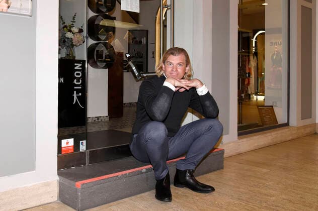 Dirk Eichfeld-Kilian vor seinem geschlossenen Friseursalon Figaro in der Residenzstraße. München, 04.04.2020