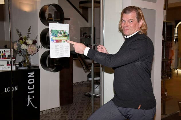 Dirk Eichfeld-Kilian vor seinem geschlossenen Friseursalon Figaro in der Residenzstraße. München, 04.04.2020
