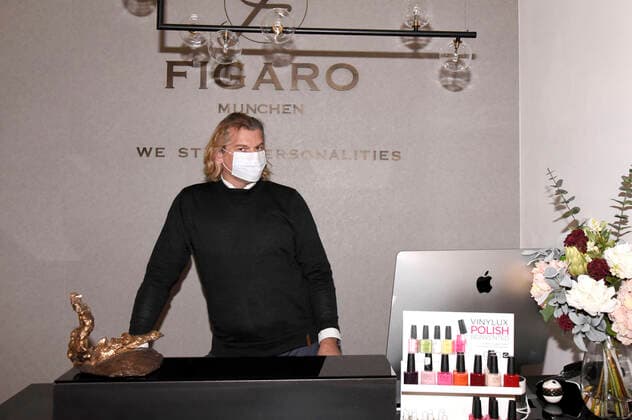 Dirk Eichfeld-Kilian vor seinem geschlossenen Friseursalon Figaro in der Residenzstraße. München, 04.04.2020