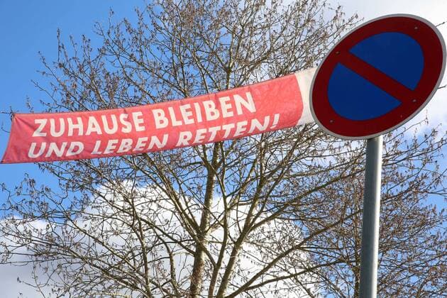 Blick am Sonnabend (04.04.2020) an der Zufahrt zur Hansestadt Anklam (Landkreis Vorpommern Greifswald) auf ein Transparent, dass auf den Schutz der Bürger vor dem Coronavirus hinweist. Die Stadt macht derzeit im Ort an mehreren Stellen noch einmal deutlich, dass es bei der Eindämmung von Covid-19 auf jeden Einzelnen ankommt.