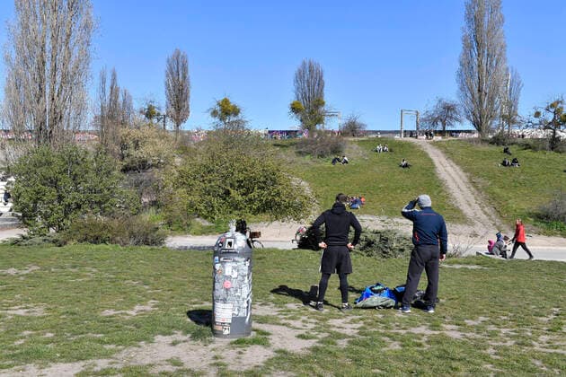Der Mauerpark während der Ausgangsbeschränkungen wegen der Coronakrise am Samstagnachmittag. Berlin, 04.04.2020