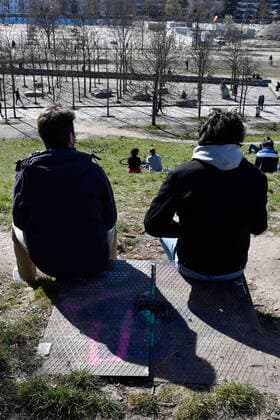 Der Mauerpark während der Ausgangsbeschränkungen wegen der Coronakrise am Samstagnachmittag. Berlin, 04.04.2020
