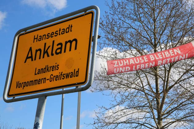 Blick am Sonnabend (04.04.2020) an der Zufahrt zur Hansestadt Anklam (Landkreis Vorpommern Greifswald) auf ein Transparent, dass auf den Schutz der Bürger vor dem Coronavirus hinweist. Die Stadt macht derzeit im Ort an mehreren Stellen noch einmal deutlich, dass es bei der Eindämmung von Covid-19 auf jeden Einzelnen ankommt.