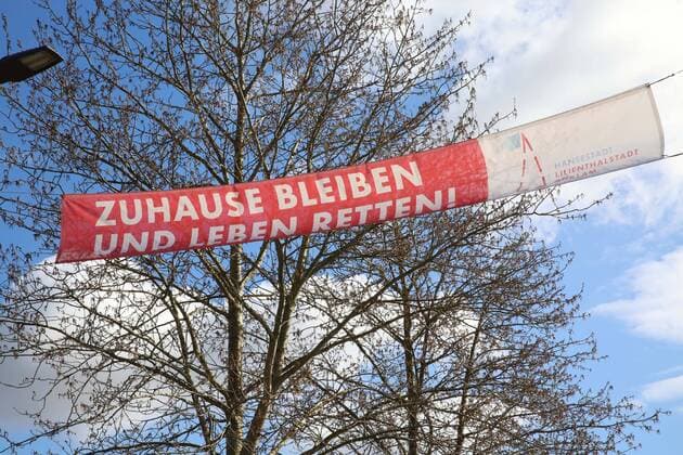 Blick am Sonnabend (04.04.2020) an der Zufahrt zur Hansestadt Anklam (Landkreis Vorpommern Greifswald) auf ein Transparent, dass auf den Schutz der Bürger vor dem Coronavirus hinweist. Die Stadt macht derzeit im Ort an mehreren Stellen noch einmal deutlich, dass es bei der Eindämmung von Covid-19 auf jeden Einzelnen ankommt.