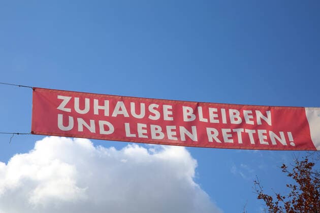 Blick am Sonnabend (04.04.2020) an der Zufahrt zur Hansestadt Anklam (Landkreis Vorpommern Greifswald) auf ein Transparent, dass auf den Schutz der Bürger vor dem Coronavirus hinweist. Die Stadt macht derzeit im Ort an mehreren Stellen noch einmal deutlich, dass es bei der Eindämmung von Covid-19 auf jeden Einzelnen ankommt.