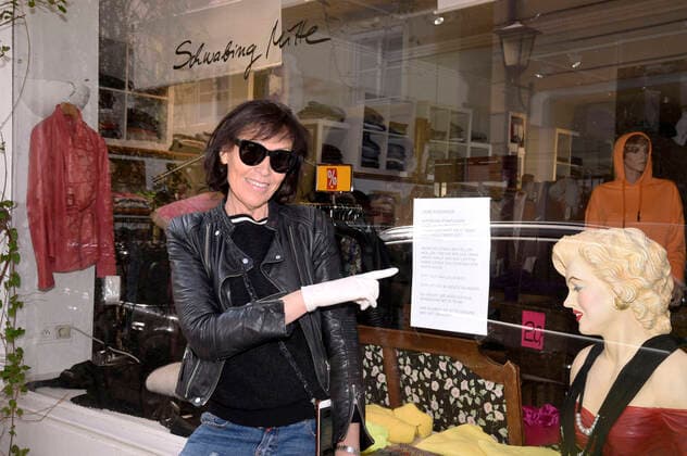 Julie Noll vor ihrer wegen der Corona-Krise geschlossenen Boutique Schwabing Mitte . München, 04.04.2020