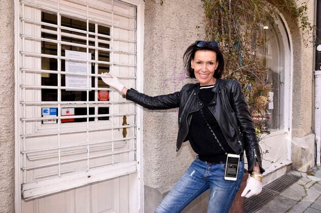 Julie Noll vor ihrer wegen der Corona-Krise geschlossenen Boutique Schwabing Mitte . München, 04.04.2020