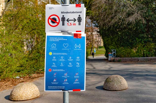 Mindestabstand-Schild im Rosenaupark. Nürnberg, 04.04.2020