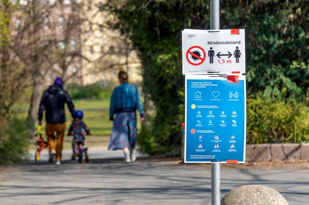 Mindestabstand-Schild im Rosenaupark. Nürnberg, 04.04.2020