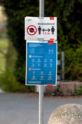 Mindestabstand-Schild im Rosenaupark. Nürnberg, 04.04.2020