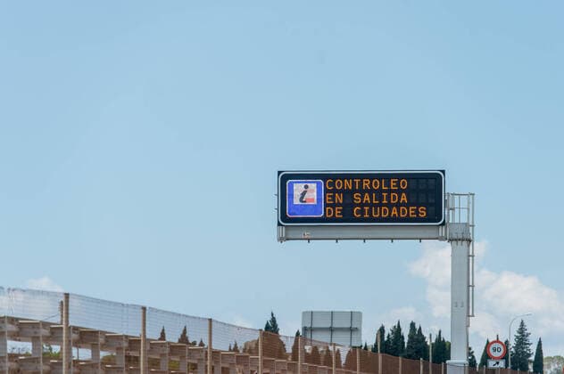 20200404 Palma de Mallorca under Corona Close down PALMA DE MALLORCA, SPAIN - APRIL 4: Road Sign showing State of alert at - Palma de Mallorca under Corona Close down on April 4, 2020 in Palma de Mallorca, . Palma de Mallorca Baleares Spain