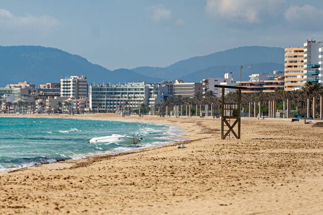 20200404 Palma de Mallorca under Corona Close down PALMA DE MALLORCA, SPAIN - APRIL 4: First line at the playa de Palma Beach during the Corona Lock Down at - Palma de Mallorca under Corona Close down on April 4, 2020 in Palma de Mallorca, . Palma de Mallorca Baleares Spain