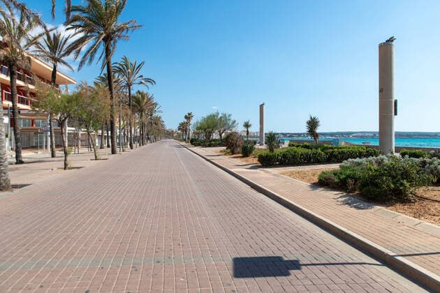 20200404 Palma de Mallorca under Corona Close down PALMA DE MALLORCA, SPAIN - APRIL 4: First line at the playa de Palma Beach during the Corona Lock Down at - Palma de Mallorca under Corona Close down on April 4, 2020 in Palma de Mallorca, . Palma de Mallorca Baleares Spain