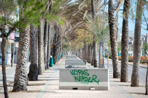 20200404 Palma de Mallorca under Corona Close down PALMA DE MALLORCA, SPAIN - APRIL 4: First line at the playa de Palma Beach during the Corona Lock Down at - Palma de Mallorca under Corona Close down on April 4, 2020 in Palma de Mallorca, . Palma de Mallorca Baleares Spain
