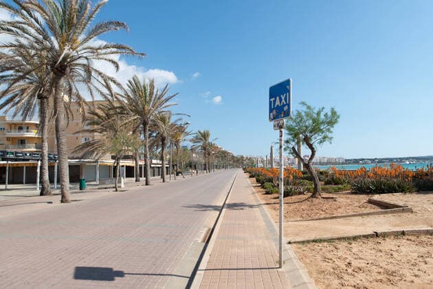 20200404 Palma de Mallorca under Corona Close down PALMA DE MALLORCA, SPAIN - APRIL 4: First line at the playa de Palma Beach during the Corona Lock Down at - Palma de Mallorca under Corona Close down on April 4, 2020 in Palma de Mallorca, . Palma de Mallorca Baleares Spain