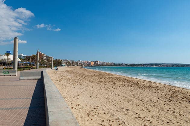 20200404 Palma de Mallorca under Corona Close down PALMA DE MALLORCA, SPAIN - APRIL 4: First line at the playa de Palma Beach during the Corona Lock Down at - Palma de Mallorca under Corona Close down on April 4, 2020 in Palma de Mallorca, . Palma de Mallorca Baleares Spain