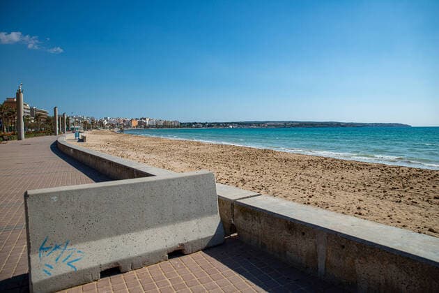 20200404 Palma de Mallorca under Corona Close down PALMA DE MALLORCA, SPAIN - APRIL 4: First line at the playa de Palma Beach during the Corona Lock Down at - Palma de Mallorca under Corona Close down on April 4, 2020 in Palma de Mallorca, . Palma de Mallorca Baleares Spain