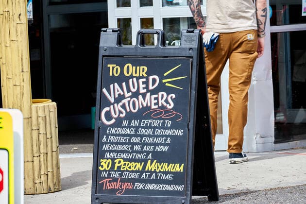April 4, 2020, Scotch Plains, New Jersey, USA: Traders Joes is a neighboring business enforces practicing social distancing during this covid-19 pandemic as customers wait in line to buy food and essential needs in Westfield, New Jersey. CSM. Scotch Plains USA - ZUMAcw2_ 47117049st Copyright: xDuncanxWilliamsx