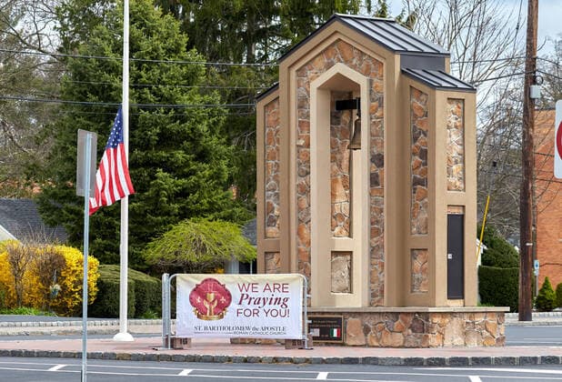 April 4, 2020, Scotch Plains, New Jersey, USA: Neighboring community church provide positive encouragement during this covid-19 pandemic in Scotch Plains, New Jersey. CSM. Scotch Plains USA - ZUMAcw2_ 47117051st Copyright: xDuncanxWilliamsx