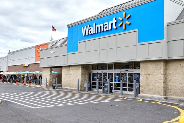 April 4, 2020, Scotch Plains, New Jersey, USA: Walmart enforces practicing social distancing during this covid-19 pandemic as customers wait to buy essential needs in Watchung, New Jersey. CSM. Scotch Plains USA - ZUMAcw2_ 47117057st Copyright: xDuncanxWilliamsx