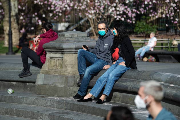 200404 People wear face masks in Washington Square Park as the coronavirus, COVID-19, outbreak continues on April 4, 2020 in New York, NY, USA. Across the city businesses, schools and places of work have been shutting down, leading to empty streets and quiet neighborhoods. Photo: Joel Marklund BILDBYRAN kod JM 88130 bbeng coronavirus covid-19 virus corona sjukdom Copyright: JOELxMARKLUND 47117067st