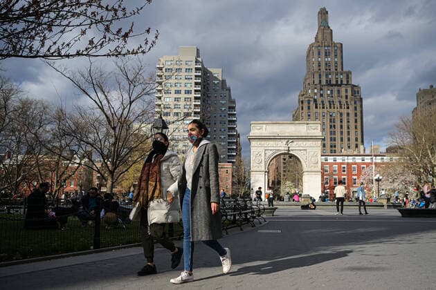 200404 People wearing face coverings in Washington Square Park as the coronavirus, COVID-19, outbreak continues on April 4, 2020 in New York, NY, USA. Across the city businesses, schools and places of work have been shutting down, leading to empty streets and quiet neighborhoods. Photo: Joel Marklund BILDBYRAN kod JM 88130 bbeng coronavirus covid-19 virus corona sjukdom Copyright: JOELxMARKLUND 47117068st