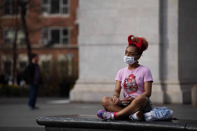 200404 A girl wears a face mask in Washington Square Park as the coronavirus, COVID-19, outbreak continues on April 4, 2020 in New York, NY, USA. Across the city businesses, schools and places of work have been shutting down, leading to empty streets and quiet neighborhoods. Photo: Joel Marklund BILDBYRAN kod JM 88130 bbeng coronavirus covid-19 virus corona sjukdom Copyright: JOELxMARKLUND 47117069st