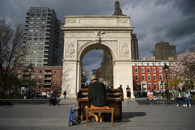200404 Musician Andrew Kalleen plays piano in Washington Square Park as the coronavirus, COVID-19, outbreak continues on April 4, 2020 in New York, NY, USA. Across the city businesses, schools and places of work have been shutting down, leading to empty streets and quiet neighborhoods. Photo: Joel Marklund BILDBYRAN kod JM 88130 bbeng coronavirus covid-19 virus corona sjukdom Copyright: JOELxMARKLUND 47117071st
