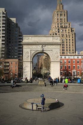 200404 A child wears a face mask in Washington Square Park as the coronavirus, COVID-19, outbreak continues on April 4, 2020 in New York, NY, USA. Across the city businesses, schools and places of work have been shutting down, leading to empty streets and quiet neighborhoods. Photo: Joel Marklund BILDBYRAN kod JM 88130 bbeng coronavirus covid-19 virus corona sjukdom Copyright: JOELxMARKLUND 47117075st