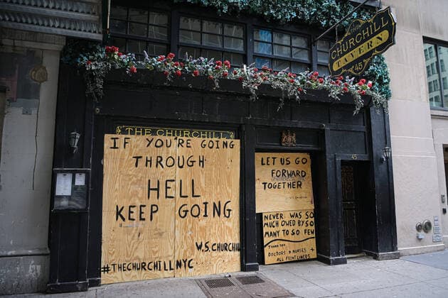 200404 Boards covering Churchill Tavern at 28th Street and Park Avenue as the coronavirus, COVID-19, outbreak continues on April 4, 2020 in New York, NY, USA. Across the city businesses, schools and places of work have been shutting down, leading to empty streets and quiet neighborhoods. Photo: Joel Marklund BILDBYRAN kod JM 88130 bbeng coronavirus covid-19 virus corona sjukdom Copyright: JOELxMARKLUND 47117077st