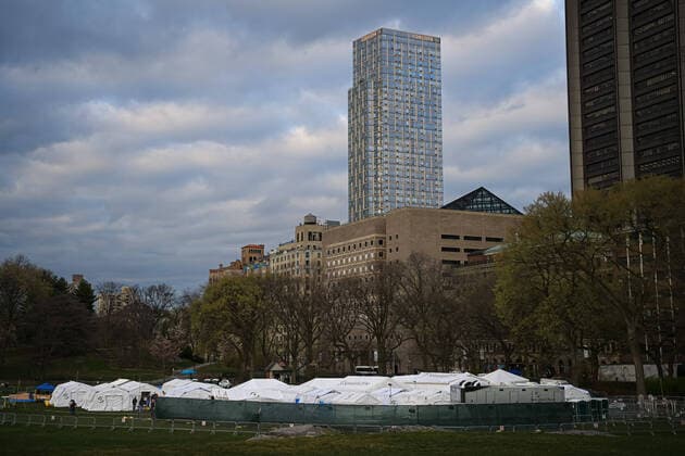 News Bilder des Tages 200404 General view of The Samaritan s Purse Emergency Field Hospital in Central Park as the coronavirus, COVID-19, outbreak continues on April 4, 2020 in New York, NY, USA. Across the city businesses, schools and places of work have been shutting down, leading to empty streets and quiet neighborhoods. Photo: Joel Marklund BILDBYRAN kod JM 88130 bbeng coronavirus covid-19 virus corona sjukdom Copyright: JOELxMARKLUND 47117082st