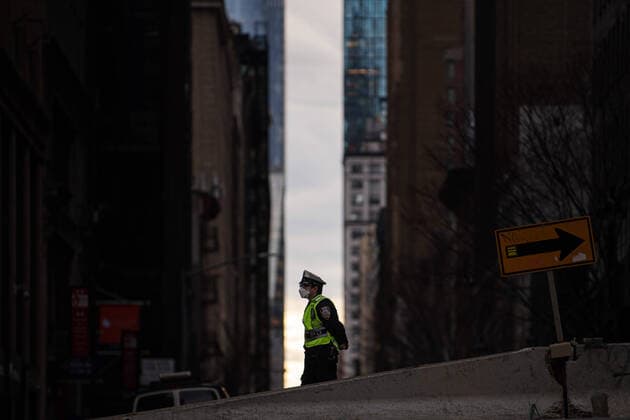 200404 A policeman wears a protective face mask as the coronavirus, COVID-19, outbreak continues on April 4, 2020 in New York, NY, USA. Across the city businesses, schools and places of work have been shutting down, leading to empty streets and quiet neighborhoods. Photo: Joel Marklund BILDBYRAN kod JM 88130 bbeng coronavirus covid-19 virus corona sjukdom. police Copyright: JOELxMARKLUND 47117084st