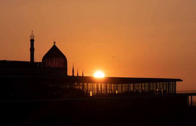 GER Sachsen Dresden Corona Pandemie - Sonnenuntergang vor der Tabakmoschee Yenidze 040420 ddbd
