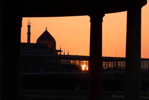 GER Sachsen Dresden Corona Pandemie - Sonnenuntergang vor der Tabakmoschee Yenidze 040420 ddbd